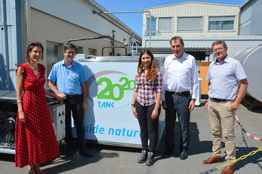 De gauche à droite : Mme Valérie Hayer, M. Arnaud Duchatelet, Mme Chantal Kassargy, M. Éric Boittin, M. Jean-Marc Allain, devant le bac à glace, qui, alimenté en énergie photovoltaïque permet par la suite de refroidir le lait. © Groupe SERAP