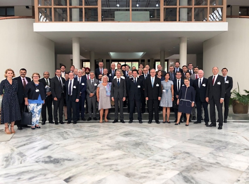 Délégation du MEDEF International à lambassade de France à Delhi en Inde. Au centre au premier plan : M. Emmanuel Lenain, ambassadeur de France en Inde et M. Geoffroy Roux de Bézieux, président du MEDEF.  Derrière M. Lenain : M. Éric Boittin.