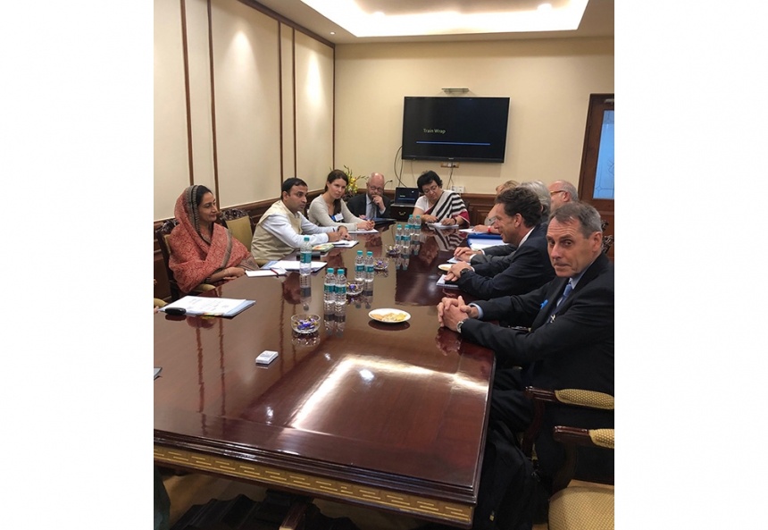 Entretien sur la filière du lait avec Mme Badal, membre du Gouvernement indien, ministre du Food Processing. Au premier plan à droite, M. Éric Boittin. A ses côtés, M. Geoffroy Roux de Bézieux, Président du MEDEF et M. Lenain, ambassadeur de France en Inde.