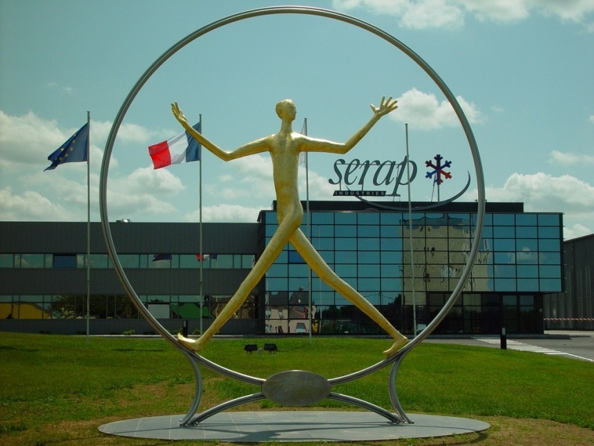 Sur le site du Groupe SERAP, la sculpture de Louis Derbr&eacute; baptis&eacute;e &laquo; L�homme plan&eacute;taire &raquo; repr&eacute;sentant l�&eacute;panouissement de l�homme par le travail, l�une des valeurs de l�entreprise.