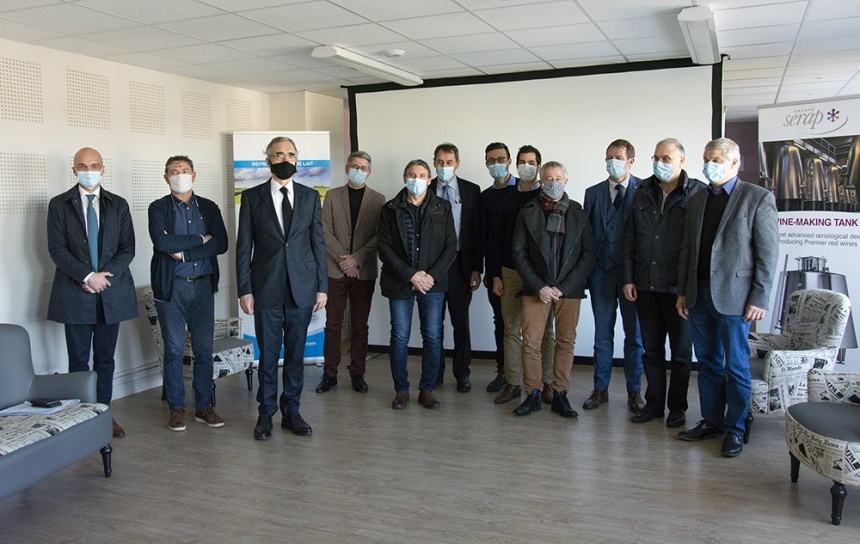 De gauche &agrave; droite : Florent LEPERT (BPI), Jean-Marc ALLAIN (Maire de Gorron), Jean-Francis TREFFEL (Pr&eacute;fet de la Mayenne), Patrick PERSON (Groupe SERAP), Jean-R&eacute;my COUSIN (Les Rillettes Gorronnaises), &Eacute;ric BOITTIN (P-DG du Groupe SERAP), S&eacute;bastien RICO (My Pie), Adrien GOUD (My Pie), Jean-Michel SABL&Eacute; (SUMCA), Trevor HIRD (SUMCA), Guy M&Eacute;NARD (Maire d�Ambri&egrave;res-les-Vall&eacute;es), Bruno LESTAS (Communaut&eacute; de Communes du Bocage Mayennais). Photo &copy; Groupe SERAP