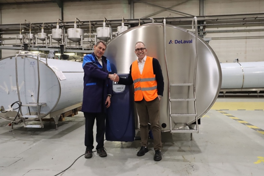 Eric Boittin (&agrave; gauche) avec Paul L&ouml;gfren (&agrave; droite) devant un refroidisseur DeLaval fabriqu&eacute; dans l�usine SERAP &agrave; Gorron.