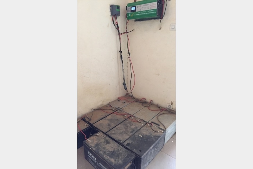 Batteries reliées aux panneaux solaires du centre de collecte - Sénégal